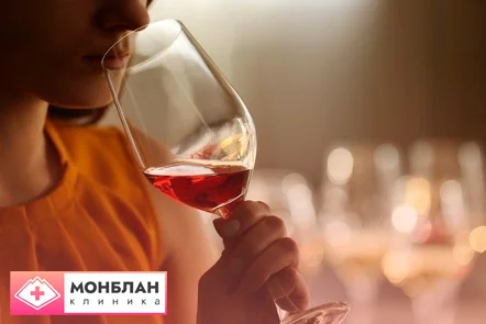 Девушка пьющая вино
